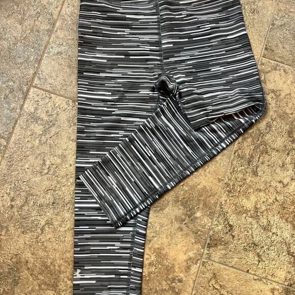 Under Armor women's CAPRI leggings, black gray white size XS - Picture 2 of 5